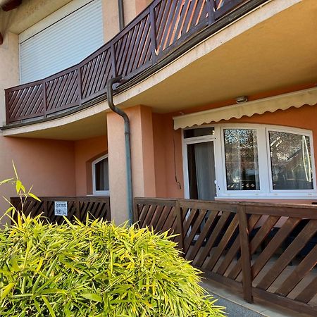 Y Apartman Balatonlelle Exterior foto