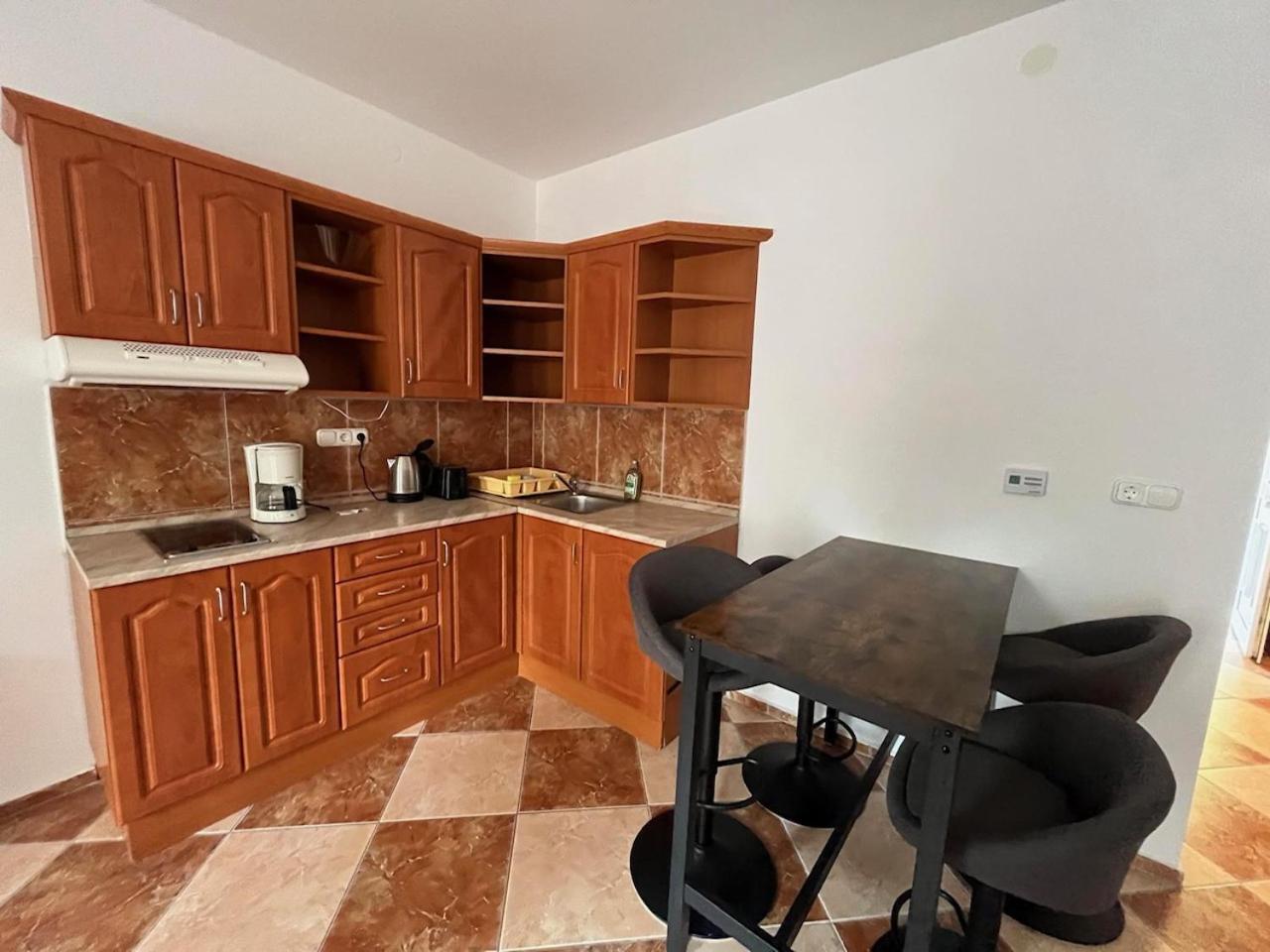 Y Apartman Balatonlelle Exterior foto