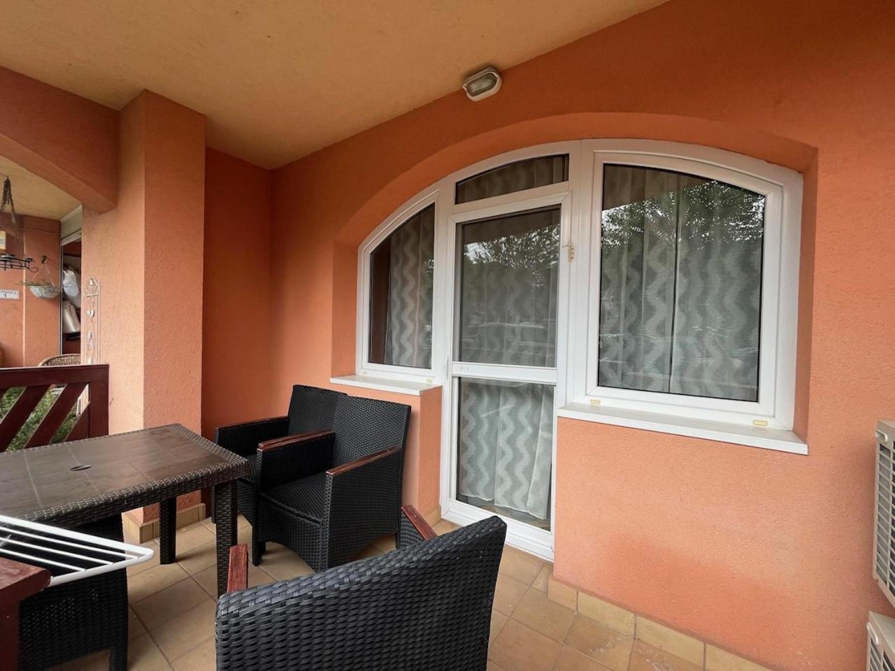 Y Apartman Balatonlelle Exterior foto